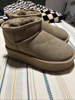 Platform Shearling-Lined Suede platform Ankle Boots - olive green